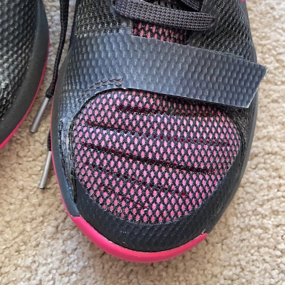 Girls Nike basketball shoes - Picture 5 of 6